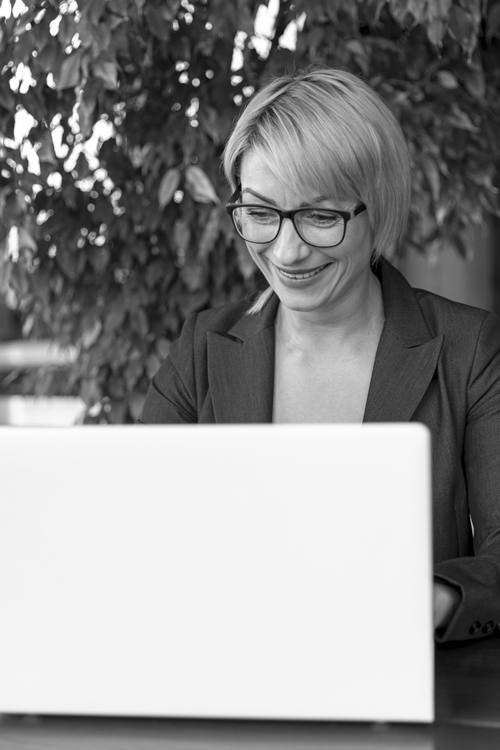 Femme en reconversion face à un ordinateur portable